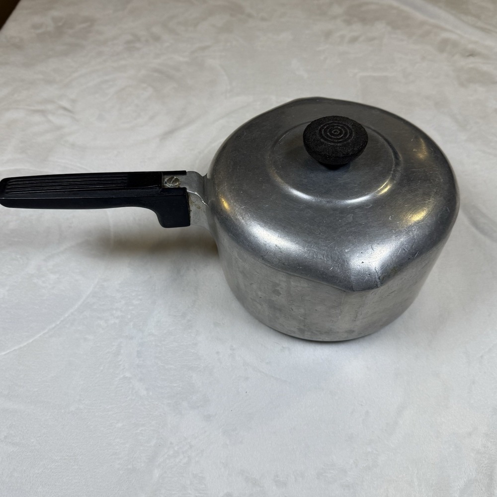 Vintage Wagner Ware Magnalite Sidney 3 QT Sauce Pan Dual Spout 4683-M w/ Lid
